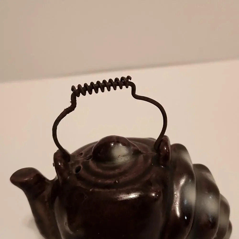 Vintage Conch Shell Salt & Pepper‎ Shakers With Trunk & Metal Carrying Handle